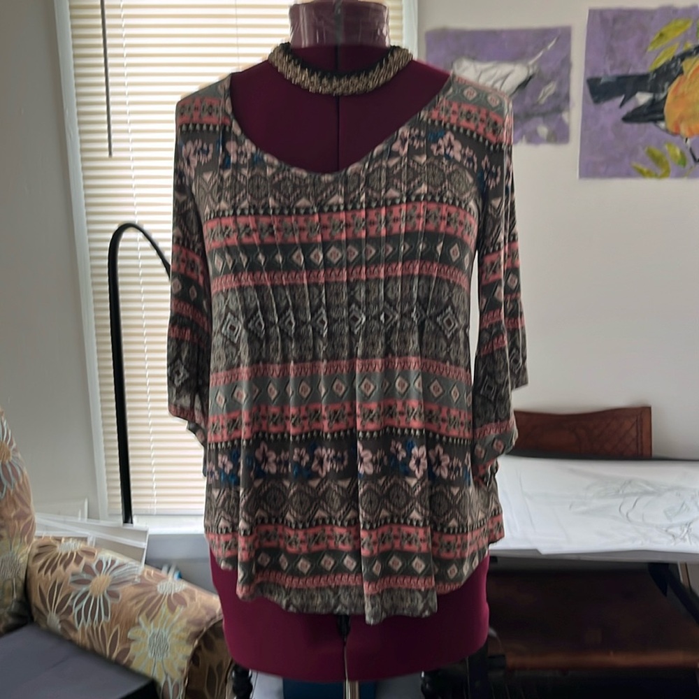 North Style large like new pleated breezy patterned shirt